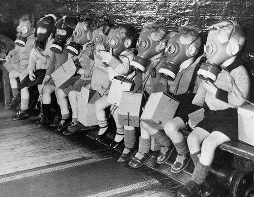 Niños de la II Guerra Mundial con máscara de gas en un refugio