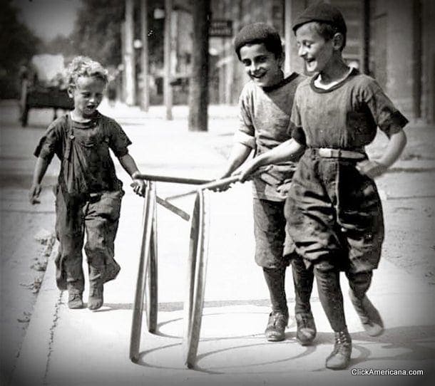 Niños jugando con aros. Fotos antiguas
